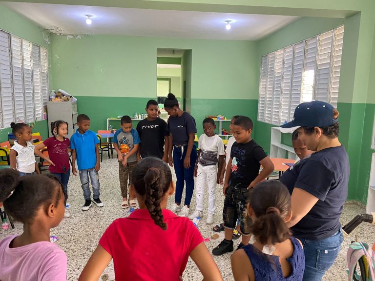 Taller de educación artística en Baní