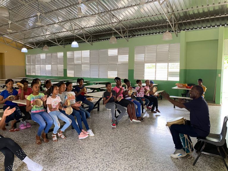 Taller de educación artística en Baní