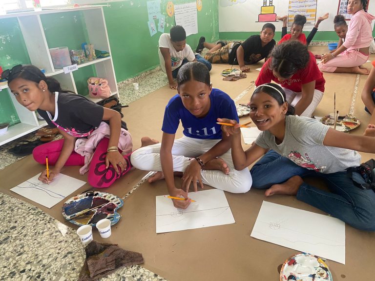 Taller de educación artística en Baní