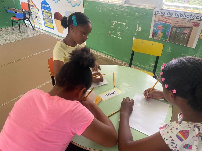 Taller de educación artística en Baní