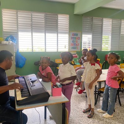 Taller de educación artística en Baní